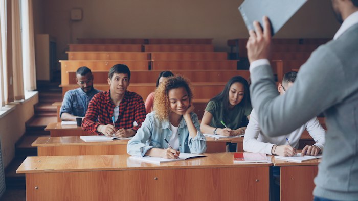 Estudiantes participando en una clase universitaria
