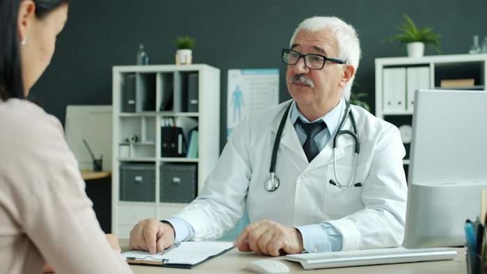 Profesional de salud conversando con una paciente